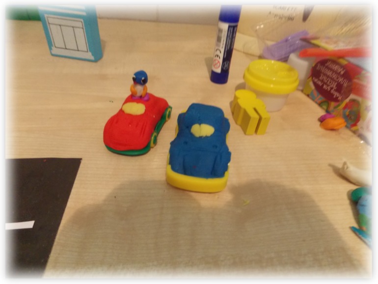 Лепим машинки и играем