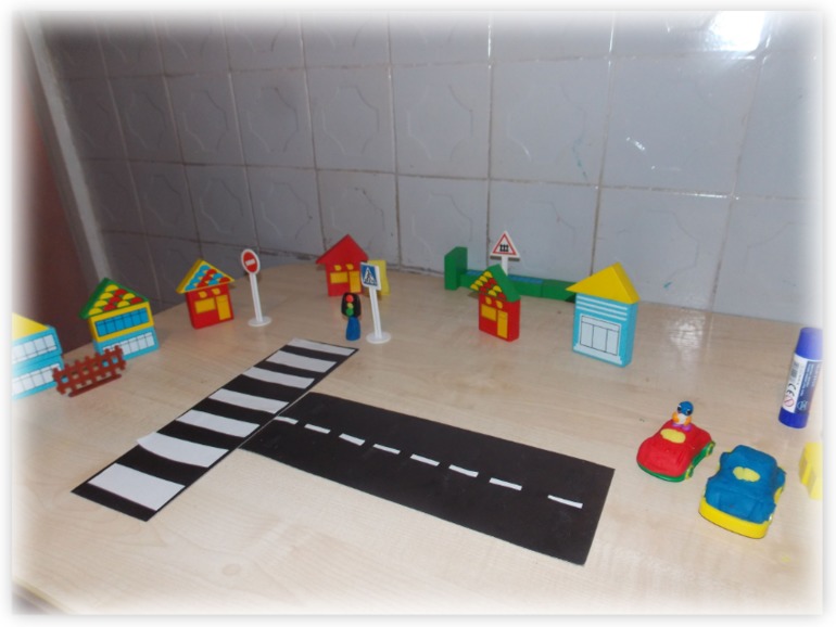 Лепим машинки и играем