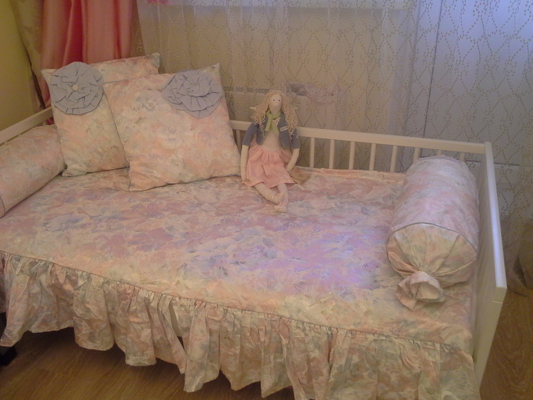 Покрывало и подушки для детской кровати