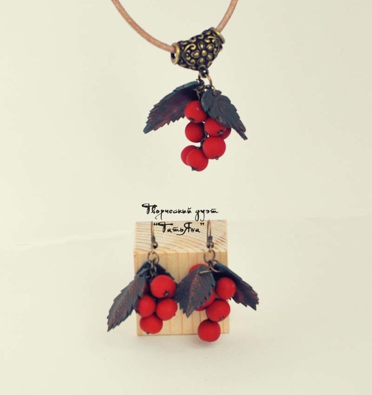 Новые работы. Рябиновый комплект. Кулоны-бублики и еще многое другое.