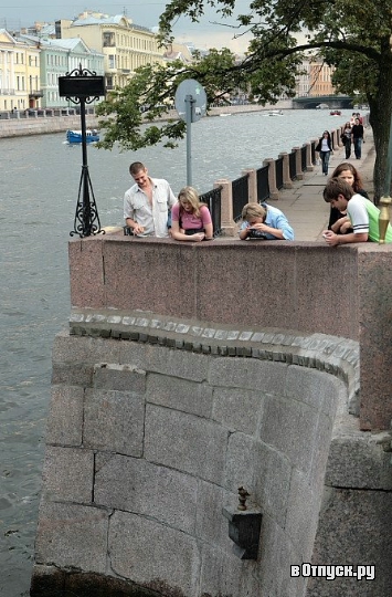 Памятник чижику пыжику в санкт петербурге фото Питер. День первый. Михайловский замок и Чижик-Пыжик. - 21 ответов форум Babyblo