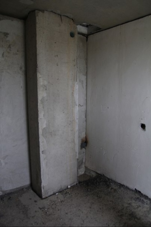 Как на такой  стене расположить гарнитур?