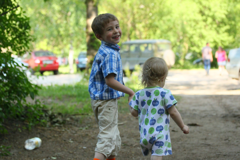 Погуляли в парке, дети вымокли до нитки)