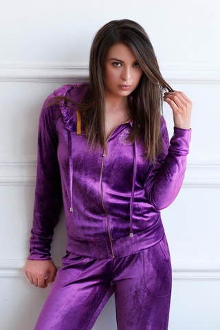 Большой пристрой шикарной одежды для дома.