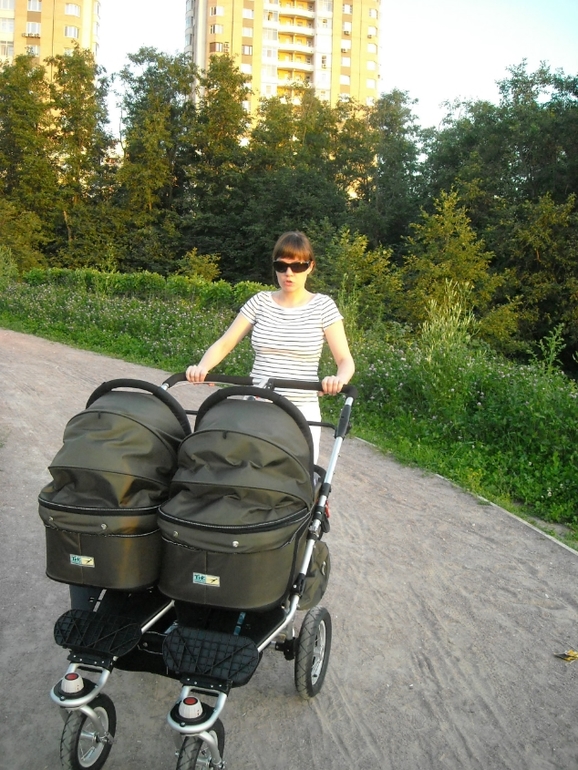 Продам коляску для двойни TFK Twinner Twist Duo и отдам прогулочную коляску Maclaren для двойни