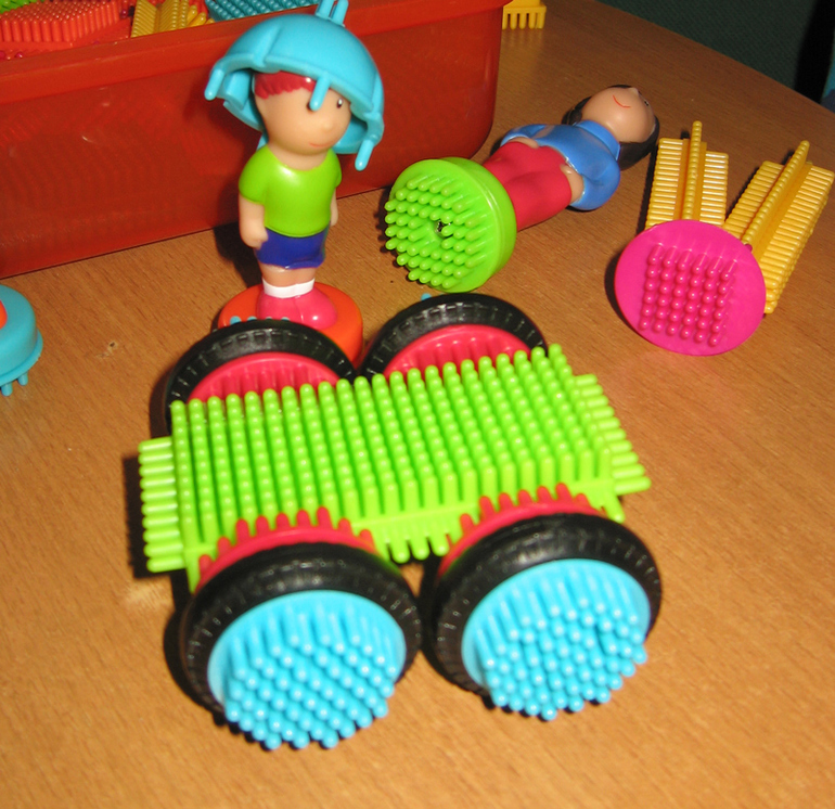 Игольчатый конструктор BATTAT Bristle Blocks 85 эл. с фигурками людей (отчет, много фото)