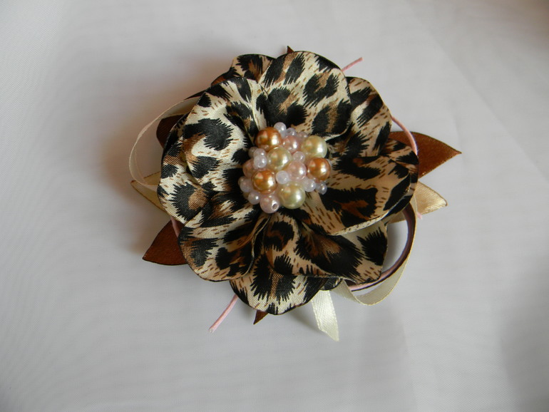 Леопард и немного цветов