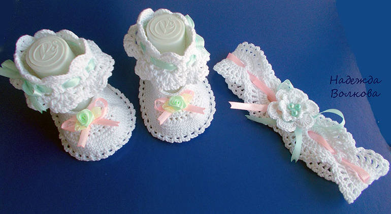 Пинетки и повязочка для малышки