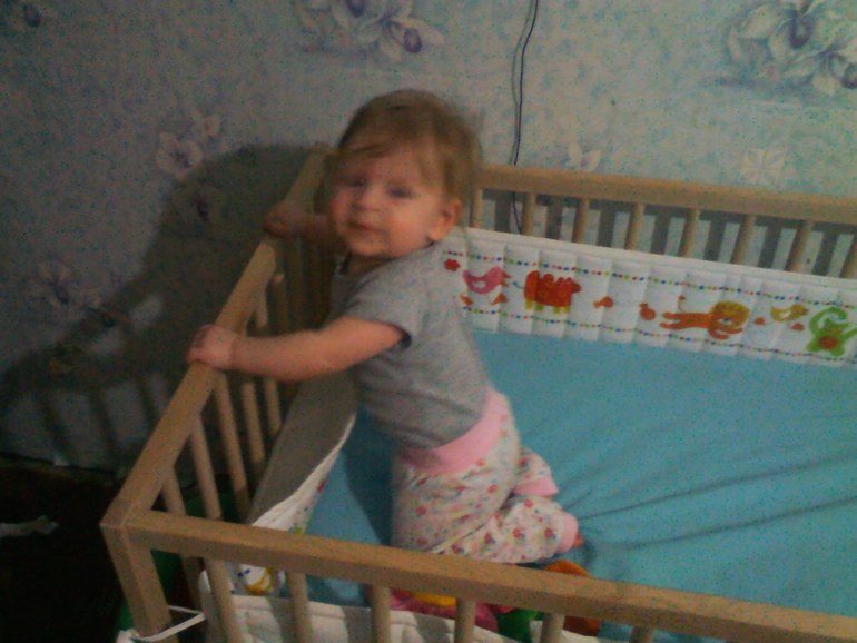 Пора дно кроватки опускать!