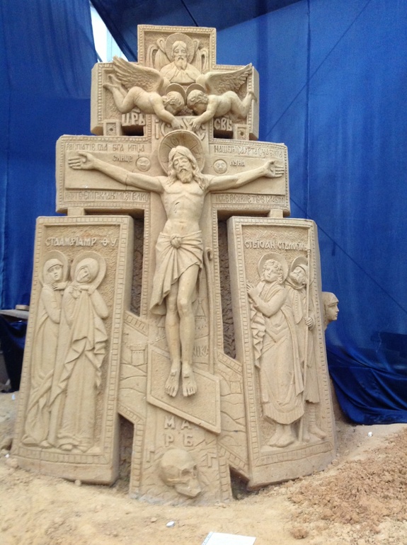 Выставка песчаных скульптур возле Храма Христа Спасителя