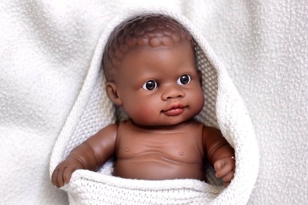 Темнокожий мальчик от Paola Reina.