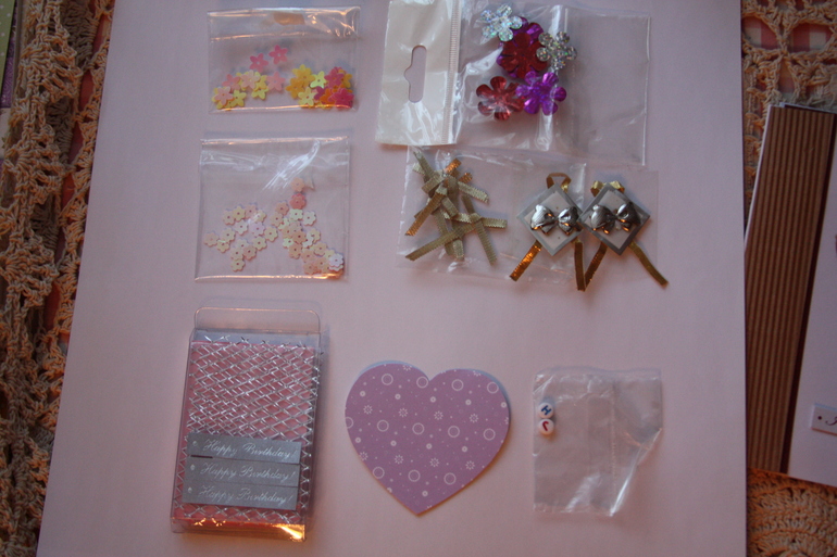 Бумага, Пуговицы, салфетки, дырокольные вырубки, ленты, кружево,заготовка для открытки.