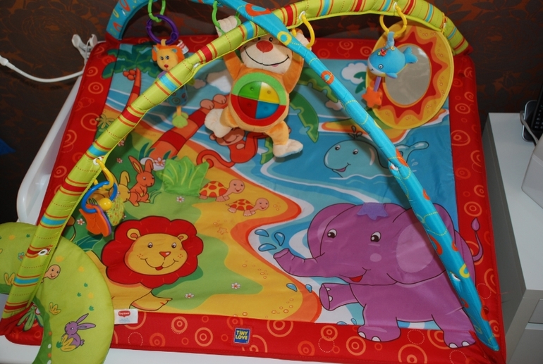 Развивающий коврик Tiny Love 1300 рублей