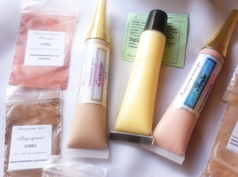 Тональный крем и корректор.