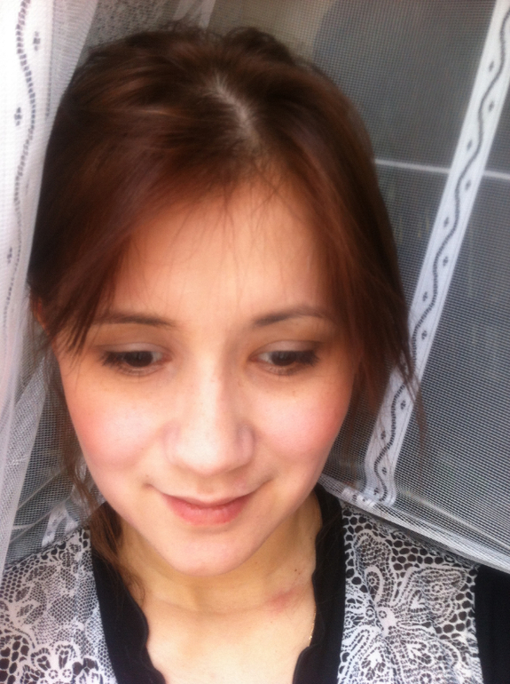 Тональный крем и корректор.