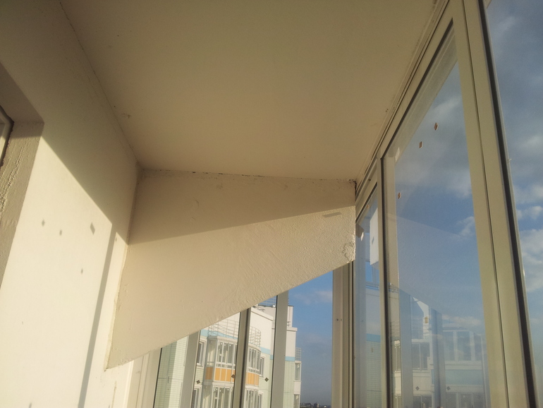 Как задекорировать балку на балконе?