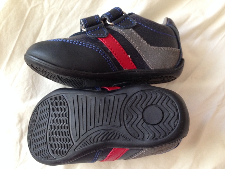 Сапожки Robeez и кроссовки Kid Express на малыша