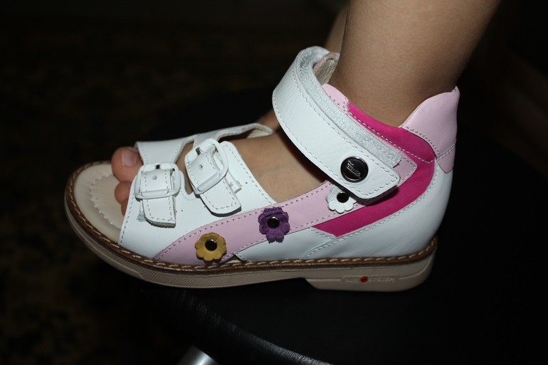 Пристрою босоножки 28рр, цена 1900руб