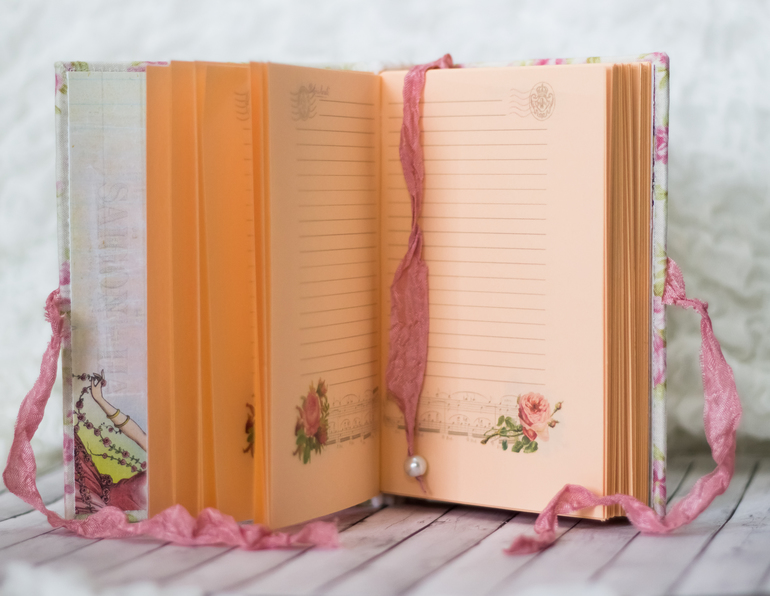 Мк бо блокноту с красивыми страничками - есть места.