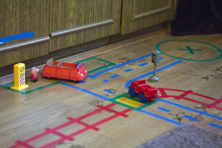 городок из клейкой ленты