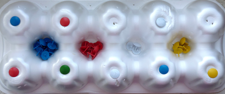 Цветные гвоздики и другие игры