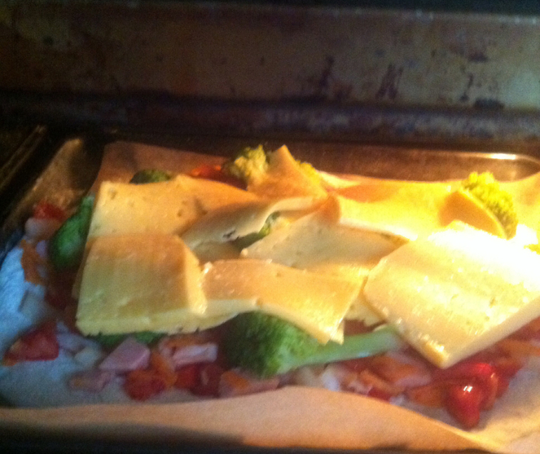 Ужин острые спагети и пица с брокколи