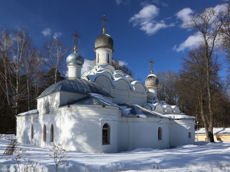 Храм Архангела Михаила в Архангельском зимой