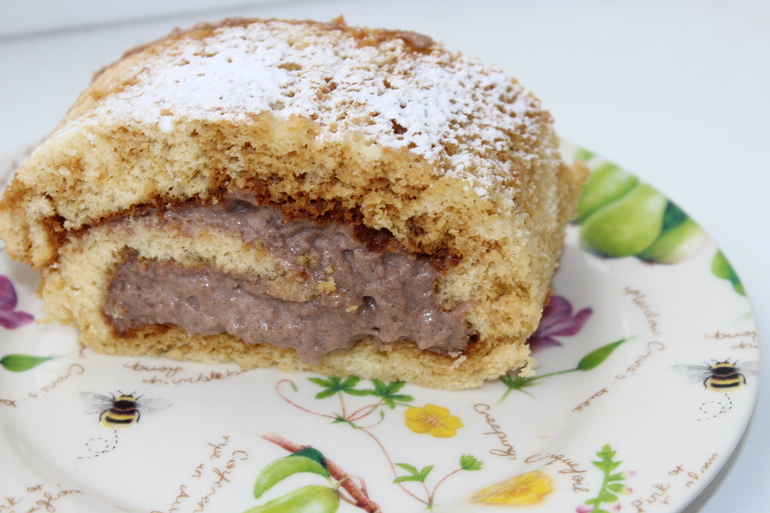 Рулет со сливочно-шоколадной начинкой!