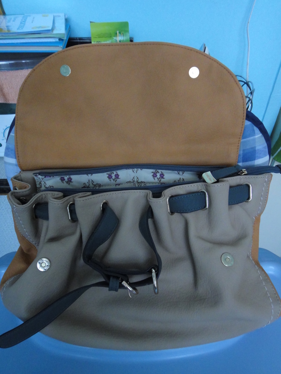 Сумки 1300 и 500р., кошелёк 500р., обложка для автодокументов 700р.Москва. М.Академическая.