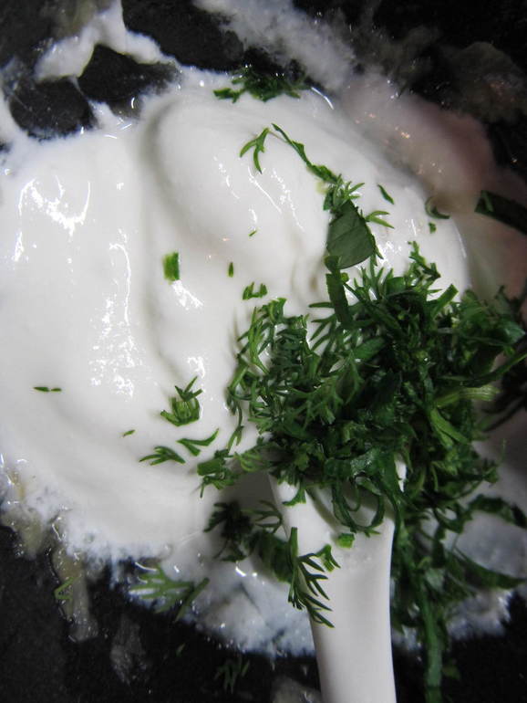 Сельдь жареная в хрустящей панировке с имбирно-чесночным соусом