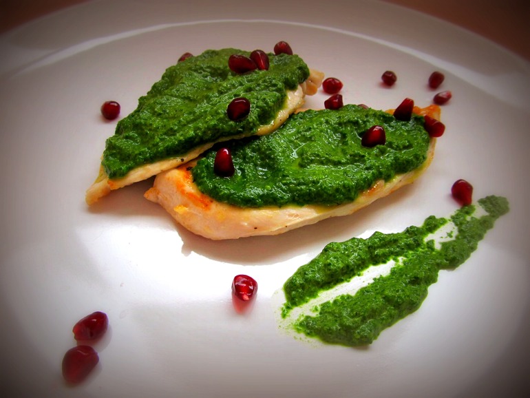 Куриная грудка под шпинатным соусом