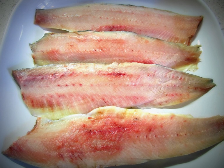 Сельдь домашнего, пряного посола со смородиновым соусом