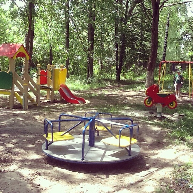В Затверечье появилась новая детская площадка