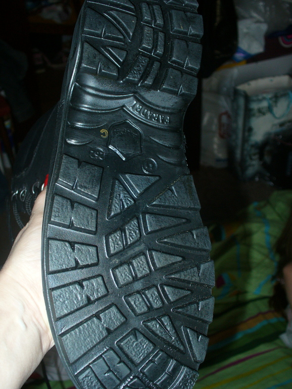 Отдам (Бутово) Доб 3.05.Берцы.41рВсё новое.Женск отдала.