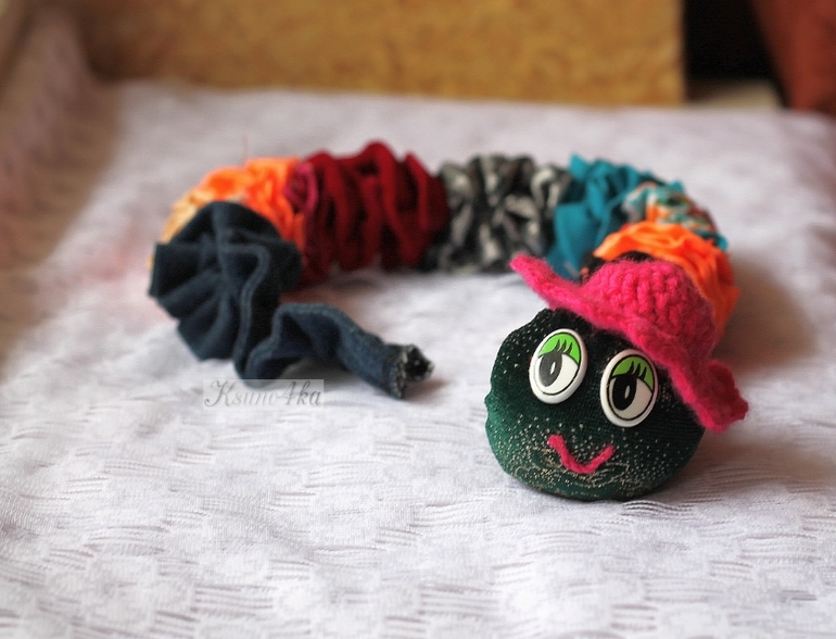 Детское пособие "Весёлая гусеничка" своими руками.