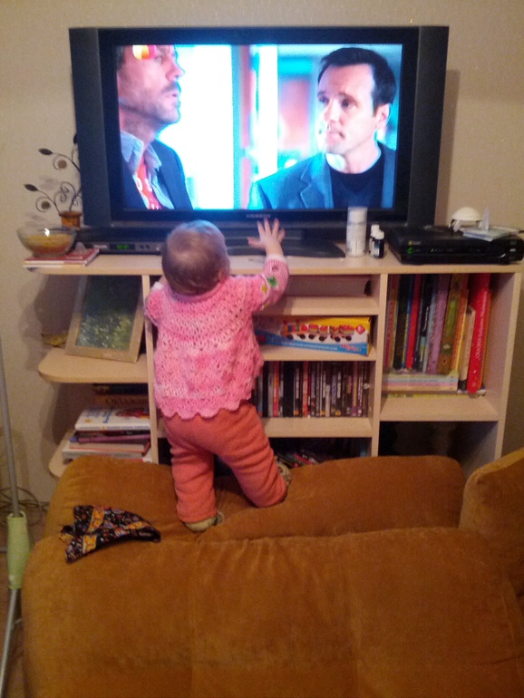 Мой маленький акробат!Карабкаемся по подушкам к телеку.