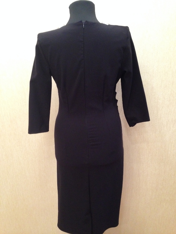 Элегантные платья 44 размер стоит 1500 руб