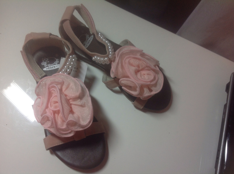 Карго самолет. Ваши вещи. Хвасты много детской летней обуви.