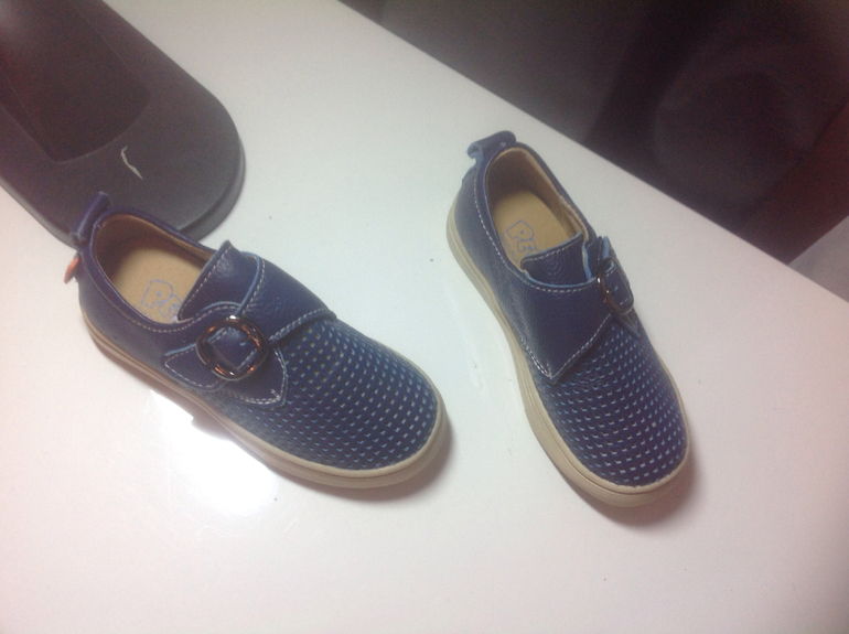 Карго самолет. Ваши вещи. Хвасты много детской летней обуви.