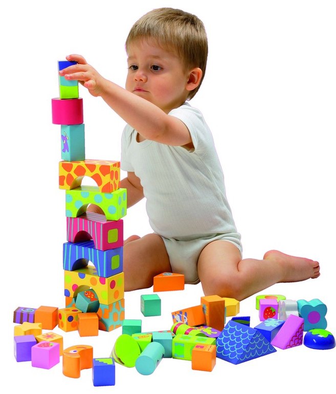 Первый конструктор в 1 год. Кубики игрушки для детей. Мальчик строит башню из кубиков. Дети играют. Дети играют в игрушки.