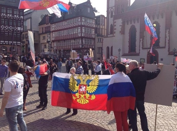 Во Франкфурте в Германии 30 марта был митинг в поддержку действий России на Украине. И против однобокого освещения событий в местных СМИ.