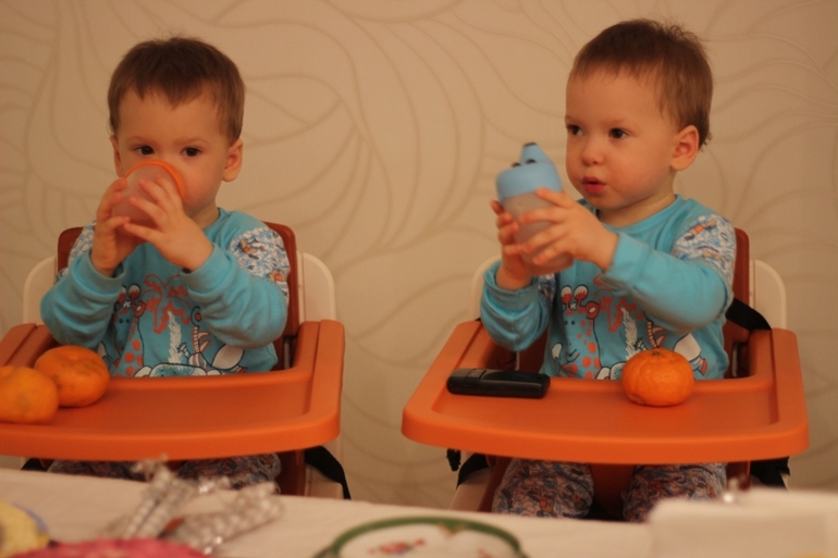 Близнецы Ярослав и Вадим (много фото , одни постом как мы живем)