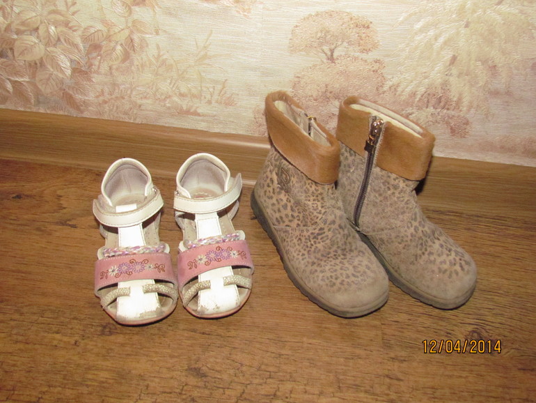 Отдам вещи и обувь для девочки.
