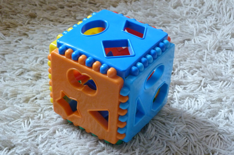 Отдам детское (зимний и осенний комбезы, ботиночки, игрушки)