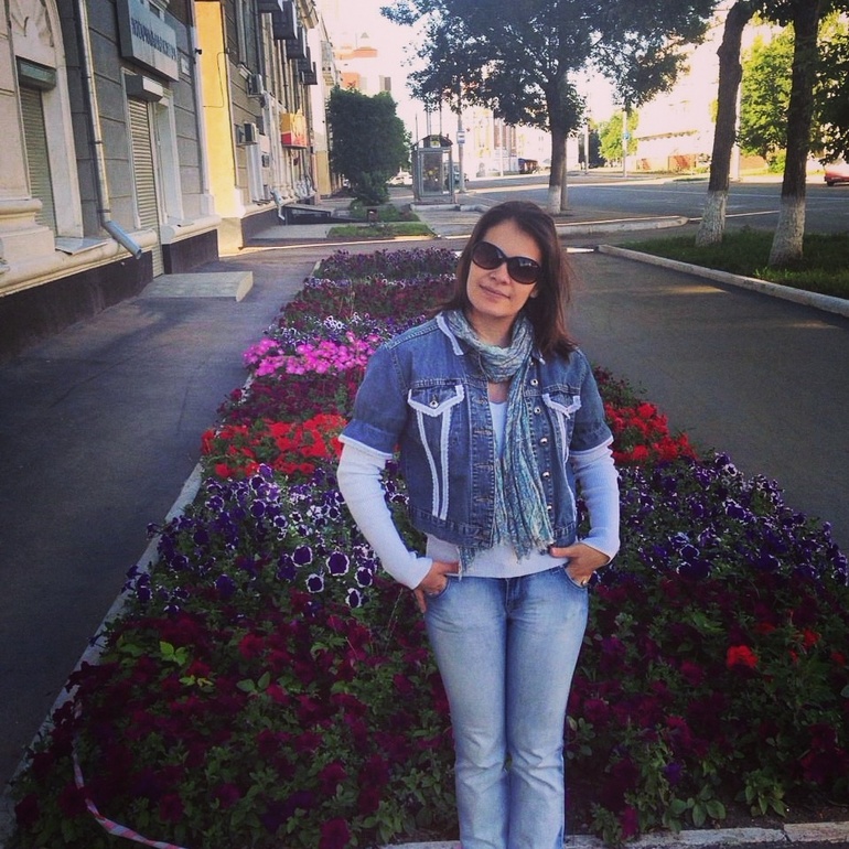 сынок уже по пояс мамику ;э)