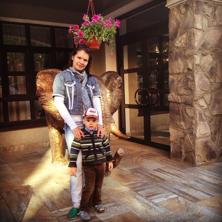 сынок уже по пояс мамику ;э)