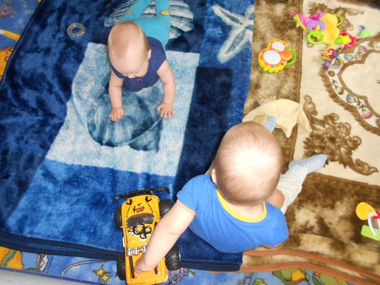 Совместные игры Артёма и Полины 1,7 и 7 м.