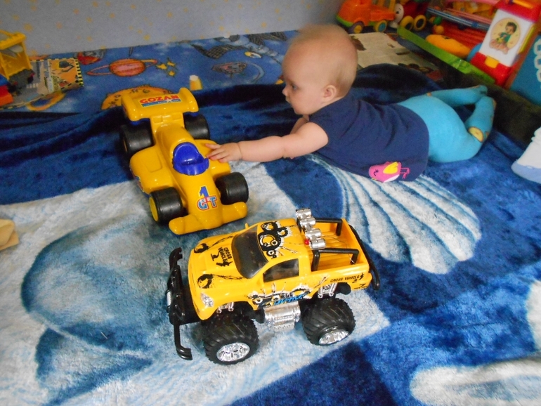 Совместные игры Артёма и Полины 1,7 и 7 м.