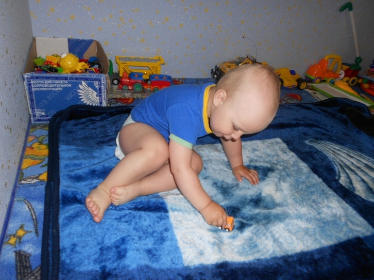 Совместные игры Артёма и Полины 1,7 и 7 м.