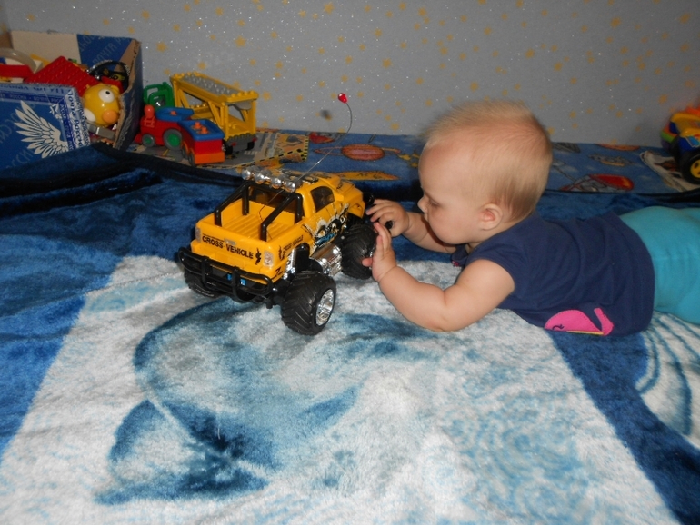 Совместные игры Артёма и Полины 1,7 и 7 м.